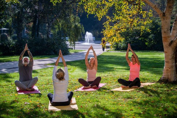 Menschen beim Yoga. Foto: Marketing Bad Sassendorf