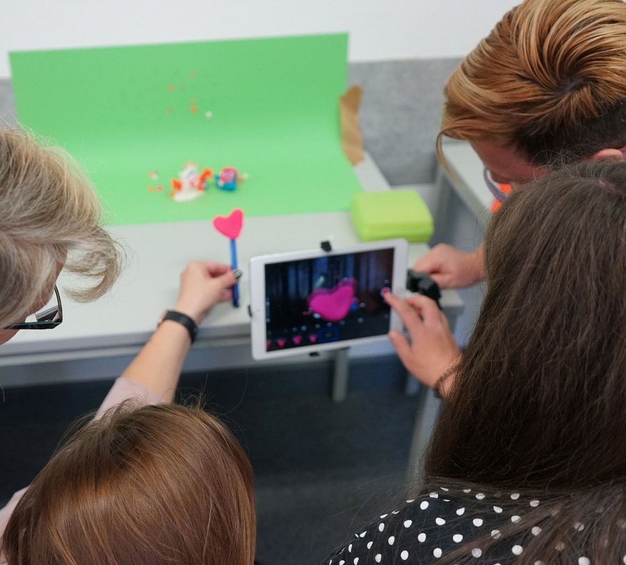 Erzieherinnen gestalten einen Stop-Motion-Trickfilm in einem Workshop des Medienzentrums.