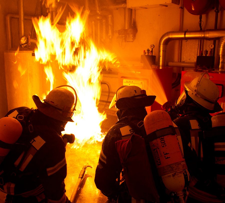 Feuerwehrleute üben das Löschen einer brennenden Heizung in einem Keller. Foto: Dirk Behrens/ Kreis Soest Feuerwehrleute üben das Löschen einer brennenden Heizung in einem Keller. Foto: Dirk Behrens/ Kreis Soest