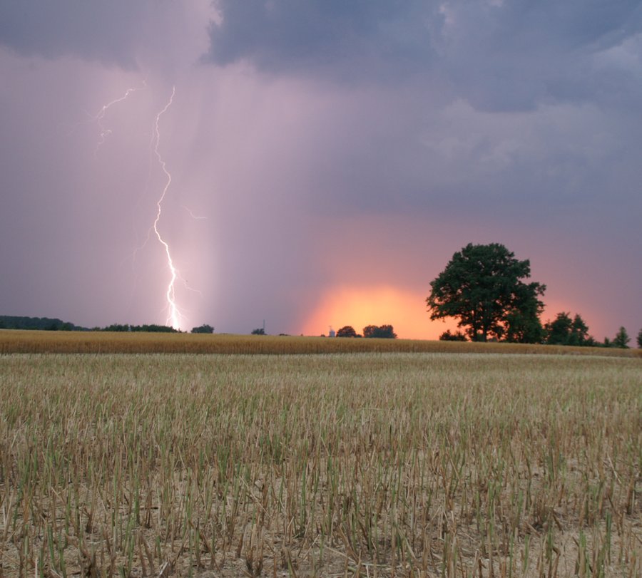 Blitz vor untergehender Sonne in Lippetal-Oestinghausen. Foto: Dirk Behrens/ Kreis Soest Blitz vor untergehender Sonne in Lippetal-Oestinghausen. Foto: Dirk Behrens/ Kreis Soest