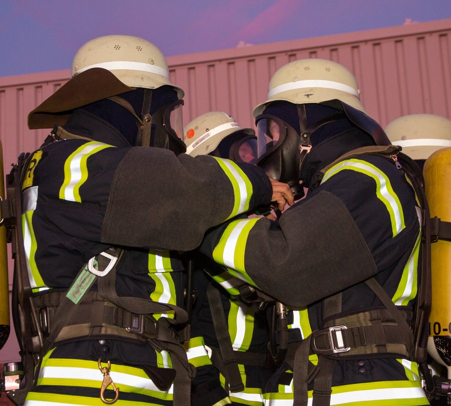Zwei Feuerwehrleute mit Atemschutzmasken. Foto: Dirk Behrens/ Kreis Soest