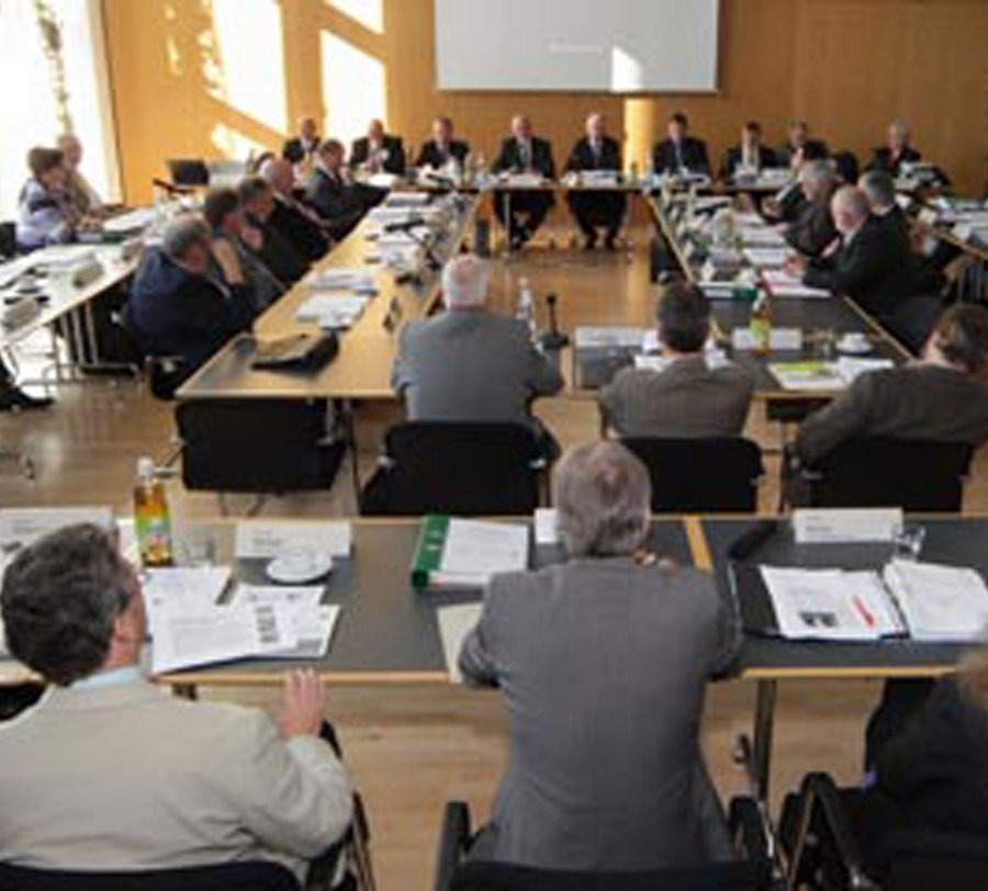 Mehrere Personen während der Sitzung des Regionalrates in Arnsberg. Foto: Bezirksregierung Arnsberg