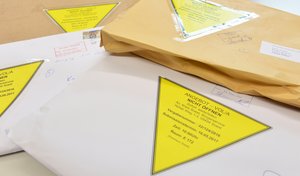 Briefumschläge mit Vergabe-Aufklebern. Foto: Judith Wedderwille/ Kreis Soest