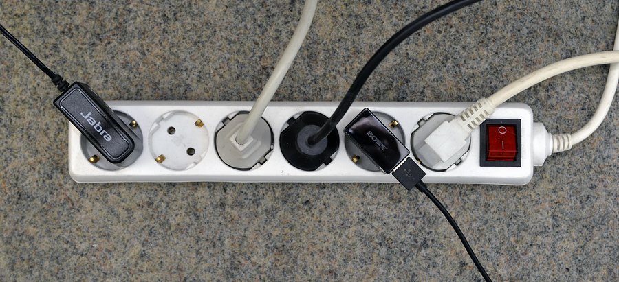 Steckdosenleiste. Foto: Thomas Weinstock/ Kreis Soest Steckdosenleiste mit unterschiedlichen Steckern. Foto: Thomas Weinstock/ Kreis Soest