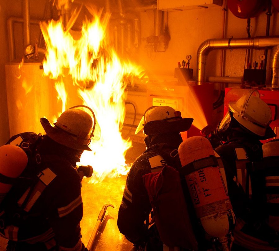 Feuerwehrleute üben das Löschen einer brennenden Heizung in einem Keller. Foto: Dirk Behrens/ Kreis Soest