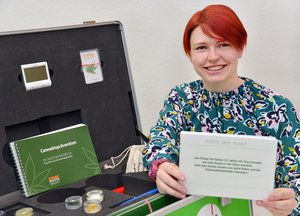 Suchtprophylaxefachkraft Alexa Krause zusammen mit einem Info-Koffer zum Thema. Foto: Thomas Weinstock/ Kreis Soest