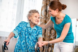Pflegerin hilft älterer Dame. Foto: © Alexander Raths - Fotolia.com