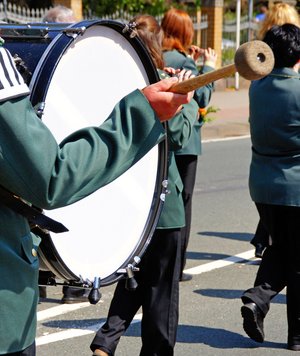 Vereinsförderung. © Flexmedia - Fotolia.com Trommler auf einem Schützenumzug. © Flexmedia - Fotolia.com