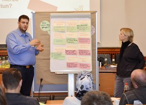 In Arbeitsgruppen thematisierten die Eltern ihre Vorstellungen. Hier stellen Markus Hesse (Johannes-Grundschule Soest) und Kristine Hann (Grundschule Borgeln) ihre Ergebnisse vor. Foto: Achim Schmacks/Kreis Soest