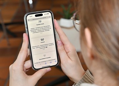 Bequem vom Sofa das Auto in der Zulassungsstelle oder das Kind in der Kita anmelden, am heimischen Schreibtisch die Online-Belehrung für Lebensmittelberufe absolvieren oder die amtliche Liegenschaftskarte herunterladen – was heute gelebte Praxis ist, w Bequem vom Sofa das Auto in der Zulassungsstelle oder das Kind in der Kita anmelden, am heimischen Schreibtisch die Online-Belehrung für Lebensmittelberufe absolvieren oder die amtliche Liegenschaftskarte herunterladen – was heute gelebte Praxis ist, war vor 50 Jahren nun wahrlich Zukunftsmusik. Foto: Birgit Kalle/ Kreis Soest
