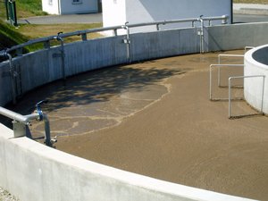 Schmutzwasser in einer Kläranlage. Foto: © Zauberhut - Fotolia.com