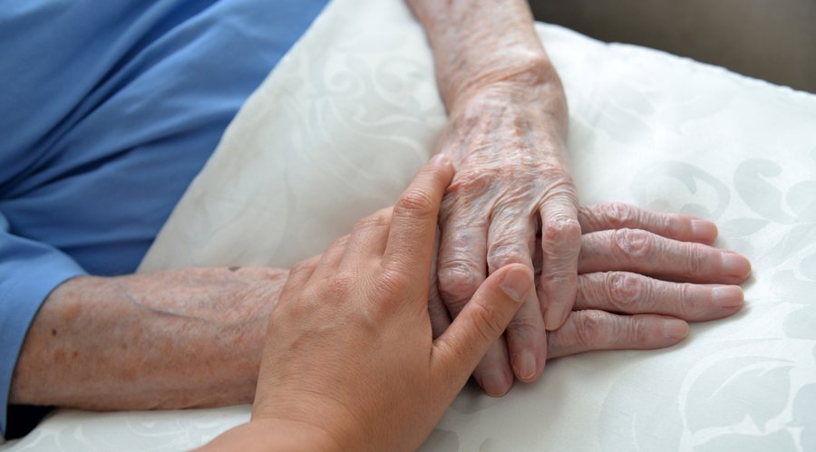Die Hände einer älteren Person und einer jüngeren Person liegen aufeinander. Foto: Judith Wedderwille/ Kreis Soest