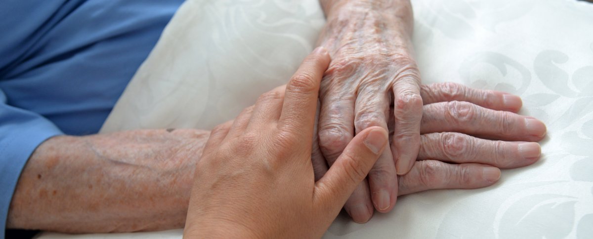 Die Hände einer älteren Person und einer jüngeren Person liegen aufeinander. Foto: Judith Wedderwille/ Kreis Soest