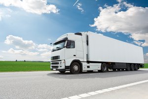 Weißer LKW. Foto: © Kadmy - Fotolia.com
