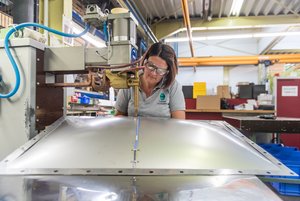 Frau an Schweißmaschine Foto: Südwestfalen Agentur/Dominik Ketz Frau an einer Maschine. Foto: Südwestfalen Agentur/Dominik Ketz