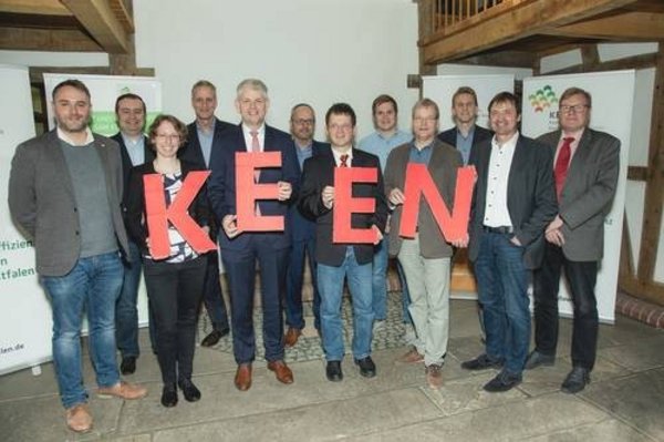 Auftakttreffen in Hamm: Staatssekretär Christoph Dammermann (5.v.l.) gab zusammen mit den Netzwerkbetreuern Manfred Rauschen (Öko-Zentrum NRW, 4.v.l.) und Johannes Auge (B.A.U.M. Consult GmbH, 2.v.r.) sowie den Vertretern der beteiligten Kommunen den symbolischen Startschuss für das Netzwerkprojekt KEEN Westfalen (Foto: Peter Wolf)