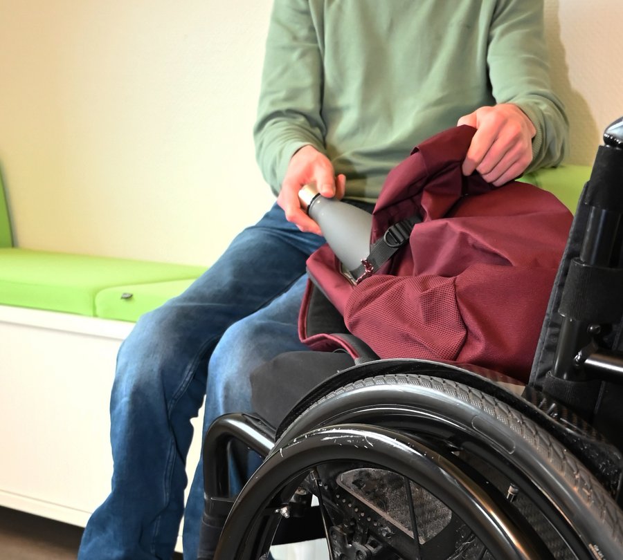 Rollstuhlfahrer mit Notfallrucksack. Foto: Judith Wedderwille