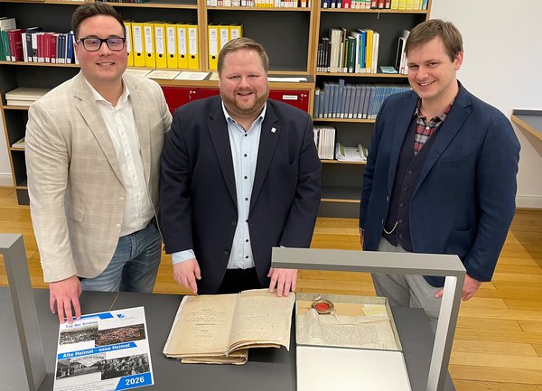 Laden zum Tag der Archive ein: (v. l.) Kreisarchivar Maximilian Fahrenbach, Landrat Heinrich Frieling und Stadtarchivar Tobias Westhoff. Für den 7. März bieten sowohl das Kreis- als auch das Stadtarchiv Soest Führungen durch ihre Räumlichkeiten an der Niederbergheimer Straße 24 an. Foto: Kira Knappkötter/ Kreisarchiv Soest
