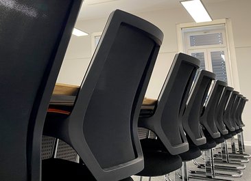 Stuhlreihe im Sitzungszimmer. Foto: Kira Hönicke/ Kreis Soest