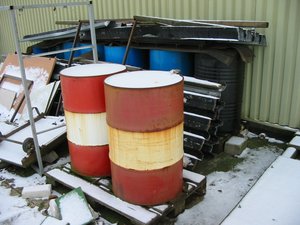 Zwei Fässer vor einer Wand mit möglicherweise wassergefährdenden Stoffen? Foto: Jürgen Windmeier/Kreis Soest