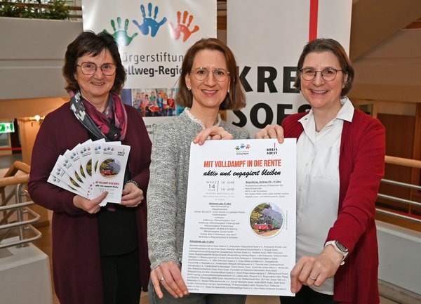 Zur Aktivmesse „Mit Volldampf in die Rente“ laden Michaele Sülzle (Vorstandsmitglied der Bürgerstiftung Hellweg-Region und seniorTrainerin), Tina Schwartze (Geschäftsführerin der Bürgerstiftung Hellweg-Region), und Nadja Dust (Leiterin des Themen Zur Aktivmesse „Mit Volldampf in die Rente“ laden Michaele Sülzle (Vorstandsmitglied der Bürgerstiftung Hellweg-Region und seniorTrainerin), Tina Schwartze (Geschäftsführerin der Bürgerstiftung Hellweg-Region), und Nadja Dust (Leiterin des Themenforums „Aktiv im Alter“ beim Kreis Soest) ein (v. l.). Foto: Judith Wedderwille/ Kreis Soest