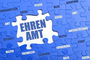 Puzzle mit großem Puzzlestück in der Mitte: Ehrenamt. Foto: © Photo-K - Fotolia.com