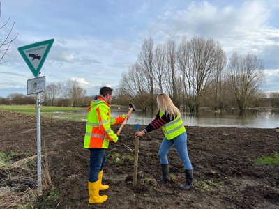 Abstecken einer Baumaßnahme. Foto: Efi Zani