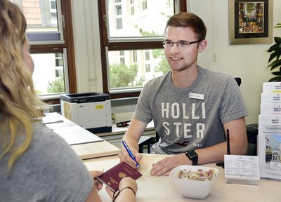 Ein Beratungsgespräch im Bürgerservice. Foto: Thomas Weinstock/ Kreis Soest