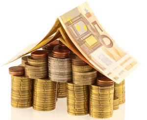 Haus aus Euromünzen und -scheinen. Foto: © Unclesam - Fotolia.com