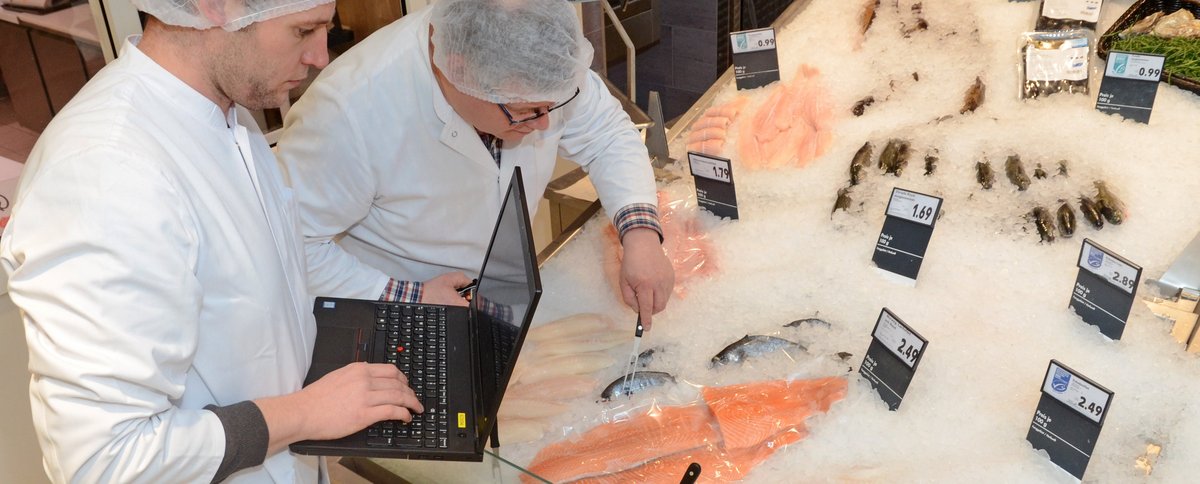 Lebensmittelkontrolleure prüfen rohen Fisch in der Frischetheke. Foto: Judith Wedderwille/ Kreis Soest