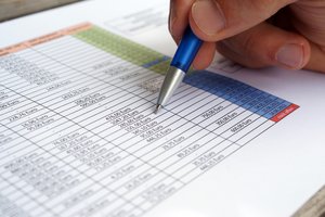 Stift deutet auf Zelle einer Tabelle. Foto: © cirquedesprit - Fotolia.com