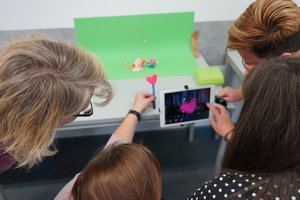 Gestaltung eines Stop-Motion-Trickfilms Erzieherinnen gestalten einen Stop-Motion-Trickfilm in einem Workshop des Medienzentrums.