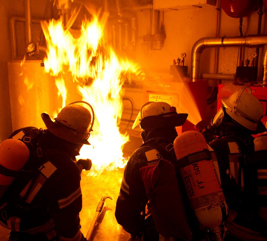 Feuerwehrleute üben das Löschen einer brennenden Heizung in einem Keller. Foto: Dirk Behrens/ Kreis Soest