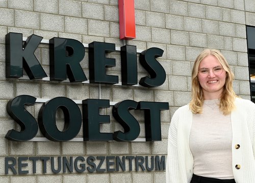 Die duale Studentin Lena Döbber erhält in ihrer aktuellen Praxisphase Einblicke in die Verwaltung des Rettungsdienstes. Foto: Kira Hönicke/ Kreis Soest