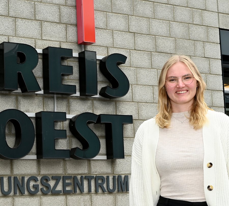 Die duale Studentin Lena Döbber erhält in ihrer aktuellen Praxisphase Einblicke in die Verwaltung des Rettungsdienstes. Foto: Kira Hönicke/ Kreis Soest