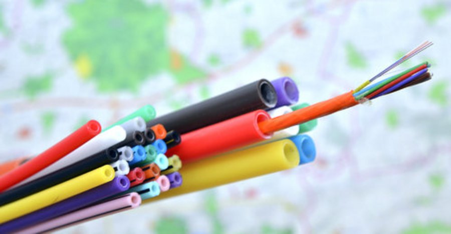 Glasfaserkabel aufgeschnitten, mit vielen bunten einzelnen Röhren. Foto: Thomas Weinstock/Kreis Soest Glasfaserkabel aufgeschnitten, mit vielen bunten einzelnen Röhren. Foto: Thomas Weinstock/Kreis Soest