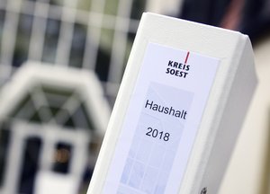 Aktenordner mit der Aufschrift "Haushalt". Foto: Thomas Weinstock/ Kreis Soest