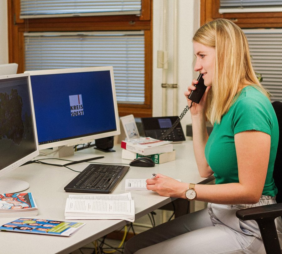 Eine junge Frau telefoniert. Foto: Thomas Grimm
