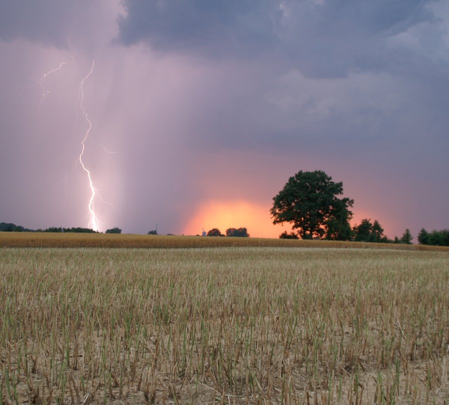 Blitz vor untergehender Sonne in Lippetal-Oestinghausen. Foto: Dirk Behrens/ Kreis Soest