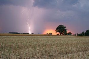 Blitz vor untergehender Sonne in Lippetal-Oestinghausen. Foto: Dirk Behrens/ Kreis Soest