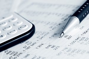  Finanzbuchhaltung, Taschenrechner und Kugelschreiber auf Papier. Foto: © Wrangler - Fotolia.com