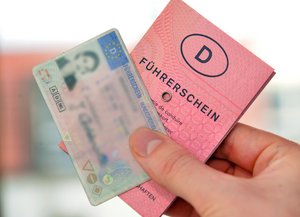 EU-Kartenführerschein und Papierführerschein. Foto: Thomas Weinstock/Kreis Soest