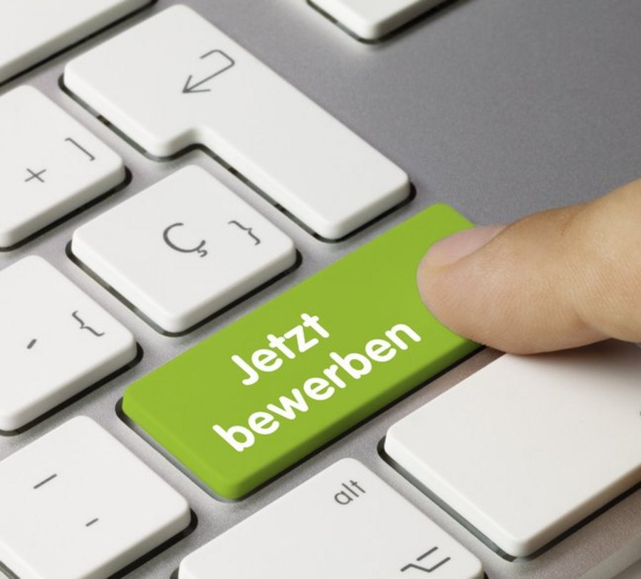 Finger drückt auf Taste mit der Aufschrift "Jetzt bewerben!". Foto: © momius - Fotolia.com