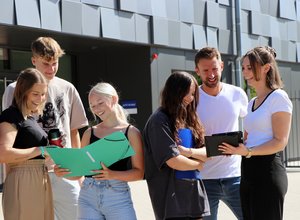 Schülerinnen und Schüler vor Berufskolleg. Foto: Börde-Berufskolleg