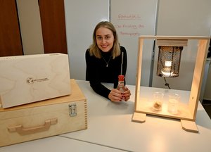 Nina Budde, Auszubildende des Kreises Soest, führt ein Experiment aus dem Klimakoffer der Ludwig-Maximilians-Universität München zum Anstieg des Meeresspiegels durch. Das Klimamanagement des Kreises hält vier der Koffer bereit. Schulen können sie kostenlos ausleihen. Foto: Susanne Schulte-Nölle/ Kreis Soest