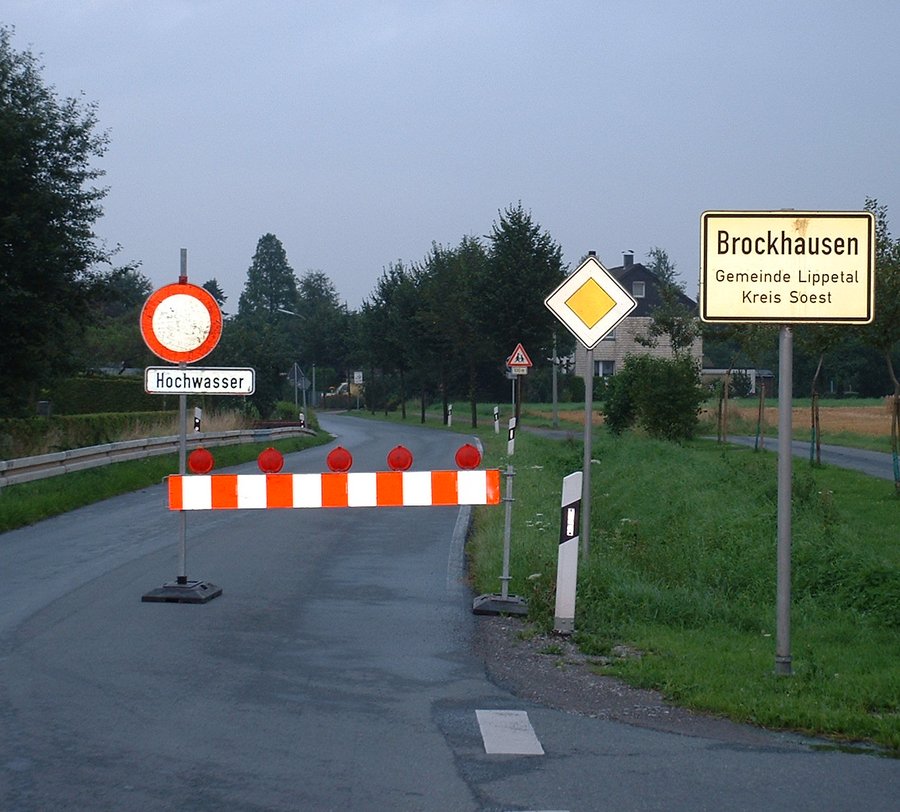 Gesperrte Ortsdurchfahrt in Brockhausen wegen Starkregens. Das Wasser suchte sich seinen Weg aus dem Fluss Rosenau und von naheliegenden Wiesen und Feldern. Foto: Dirk Behrens/ Kreis Soest
