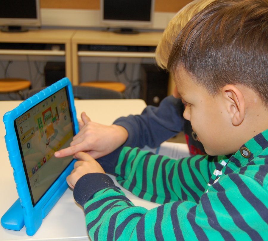 Kinder am Tablet. Foto: Danielle Thomas/ St. Ida-Grundschule