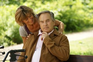 Eine Frau mittleren Alters betreut einen Mann, der Mann ist gehbehindert. Foto: © MAST - Fotolia.com