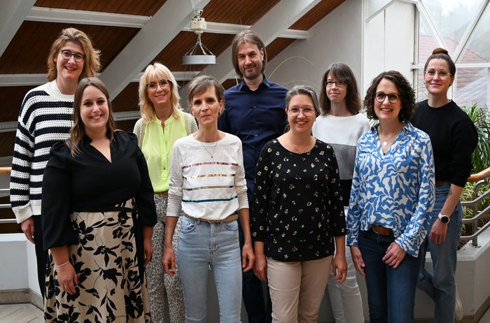 Team der schulpsychologischen Beratungsstelle. Foto: Mathias Keller/Kreis Soest Team der schulpsychologischen Beratungsstelle (v.l.n.r.): Susanne Hegemann (Systex), Lisa Burger (Schulpsychologin), Lucina Nater-Odyniec (Schulpsychologin), Martina Scheimann (Sekretärin), Dirk Vocke (Schulpsychologe), Stephanie Hellweg (Sekretärin), Nadine Hansmeier (Schulpsychologin), Sarah Sapp (Schulpsychologin/Leitung), Inga Wemhöner (Schulpsychologin). Foto: Mathias Keller/Kreis Soest