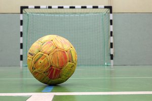 Hallensport. Foto: © roostler - Fotolia.com Handballtor mit Handball. Foto: © roostler - Fotolia.com
